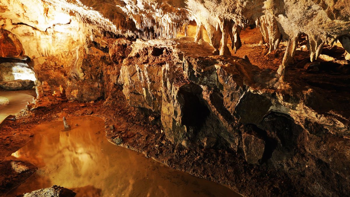 Jeskyňáři našli v Moravském krasu rozlehlý dóm, je plný krápníků